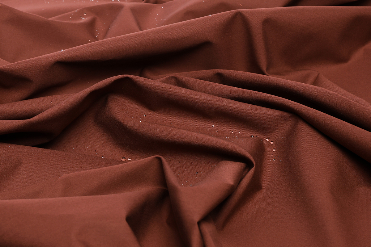 Découvrez nos tissus en coton rainproof.