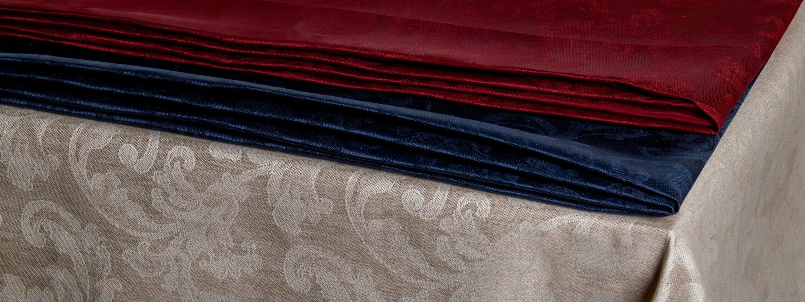 Découvrez nos nappes en damassé de coton