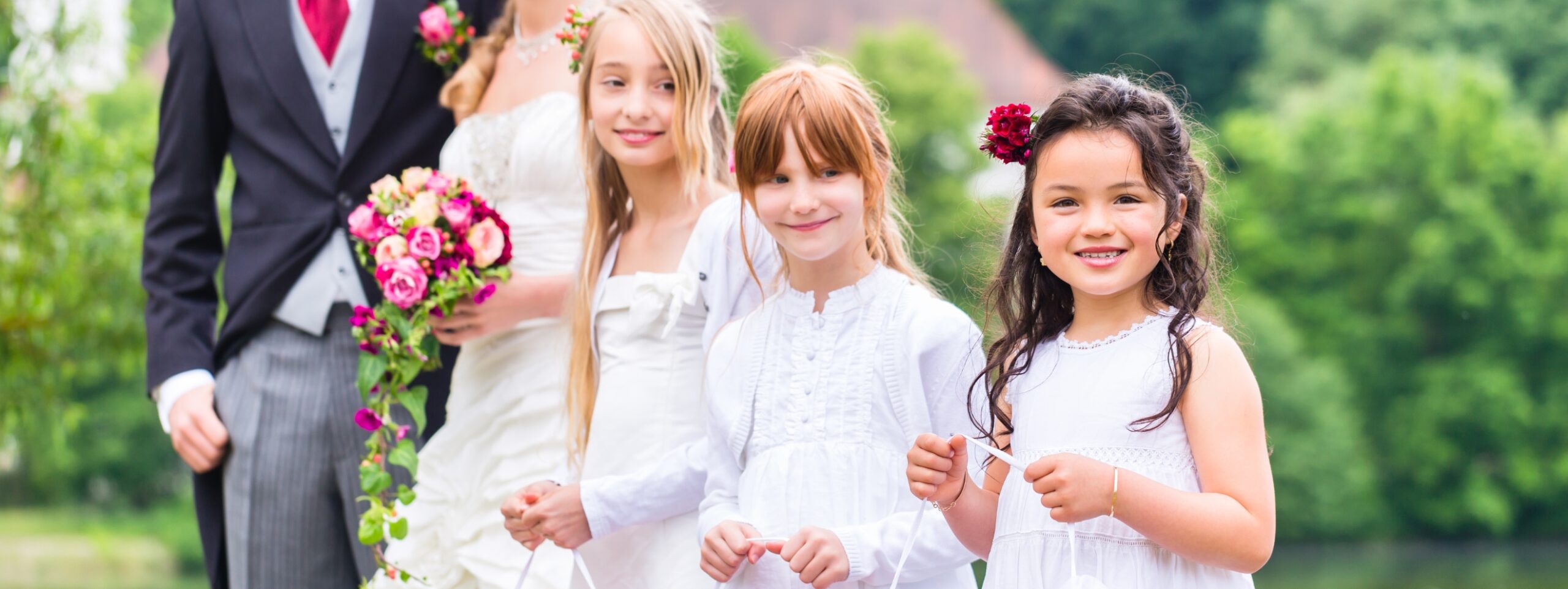 Photo illustrant des enfants en tenue d'honneur