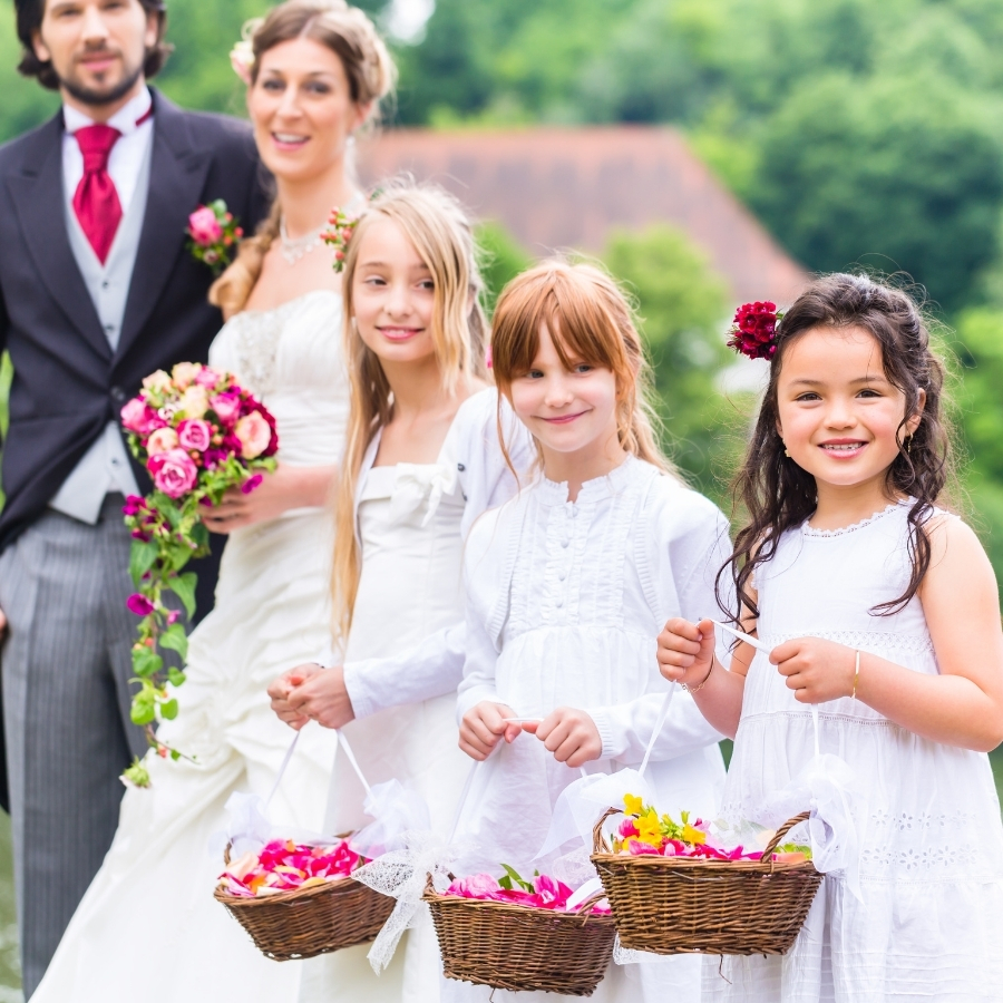 Photo illustrant des enfants en tenue d'honneur