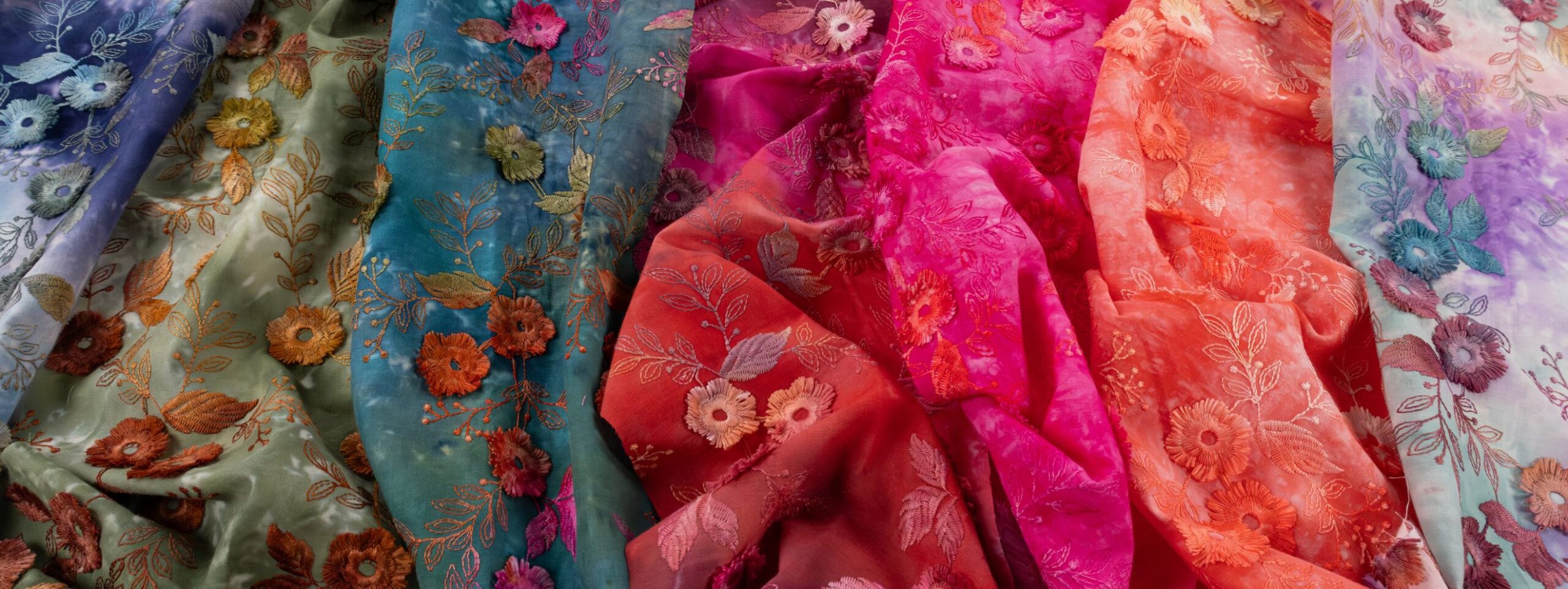 Découvrez notre sélection de tissus batistes de coton brodée à motifs.