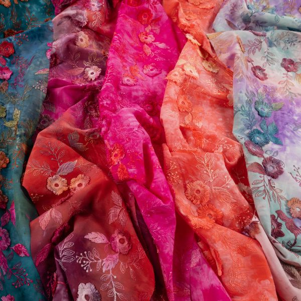 Découvrez notre sélection de tissus batistes de coton brodée à motifs.