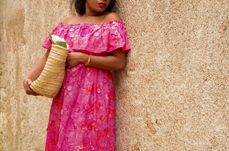 Jolies_bulles dans une robe en batiste de coton brodée