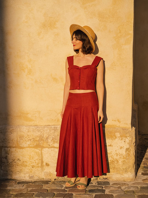 Apollinepatterns dans un haut et une jupe en toile pur lin Paprika