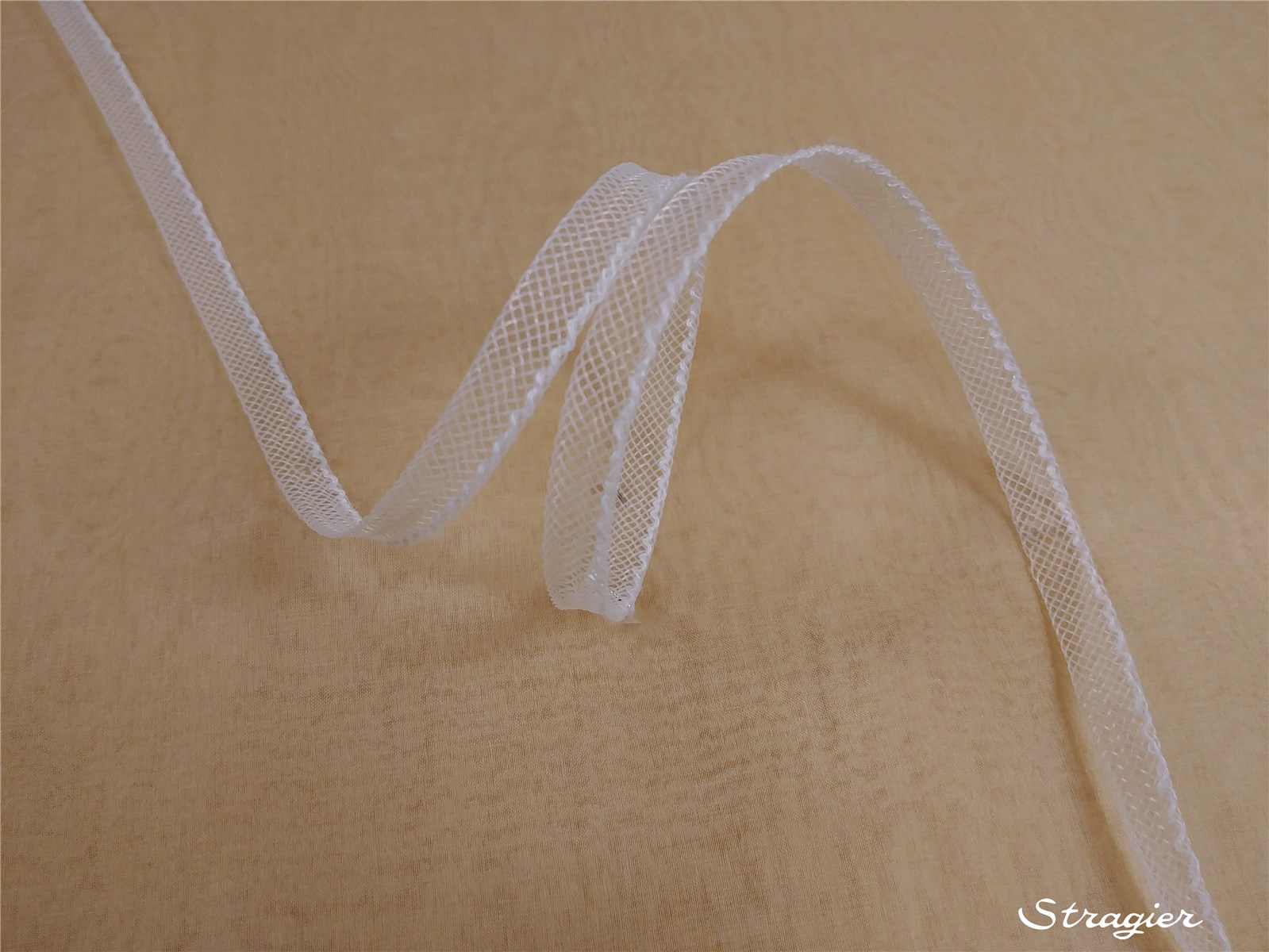 Horsehair braid - coarse - with thread - Plain - Blanc - 9 mm
