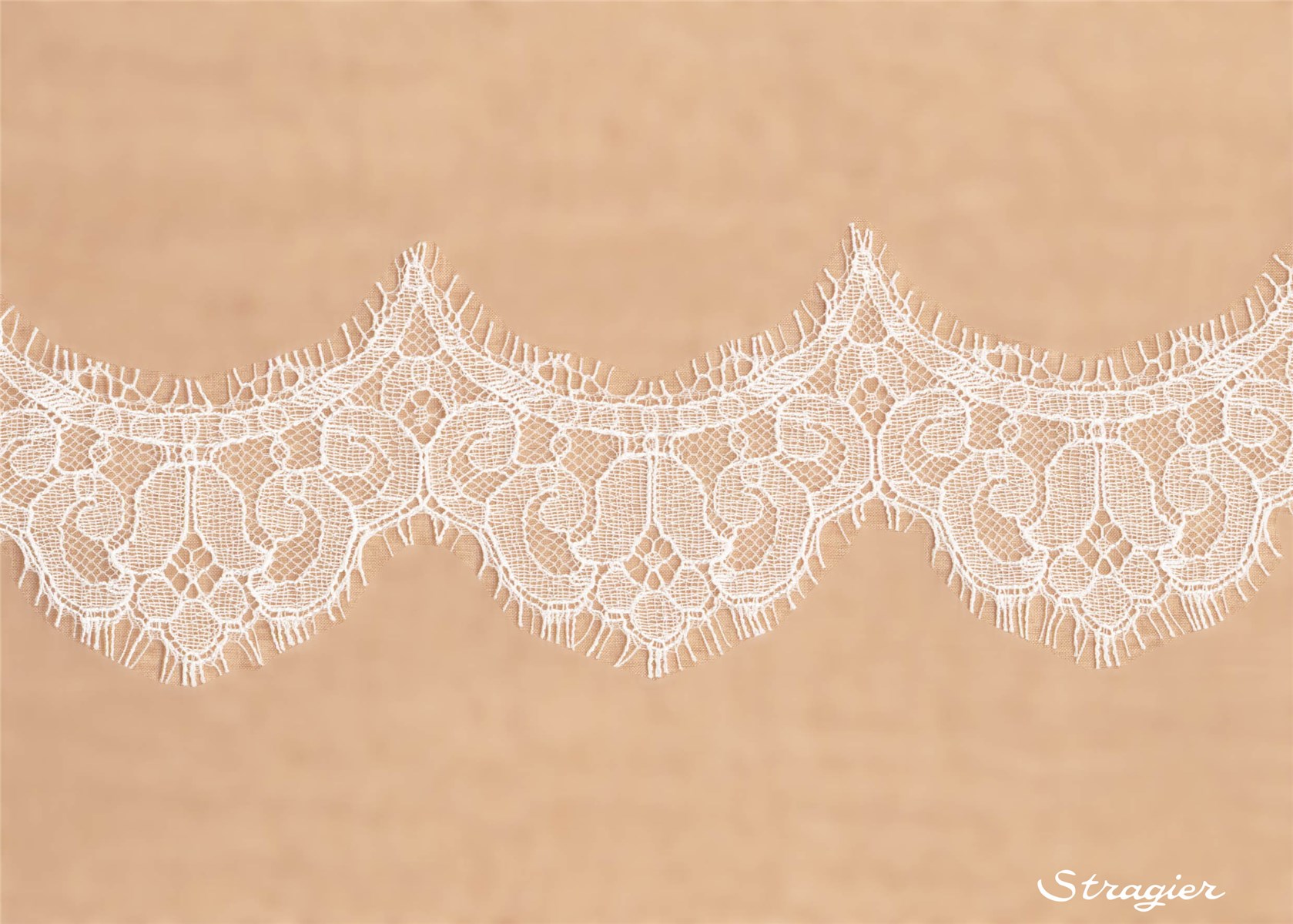 Chantilly Lace - Onde - Stragier Ivory - 4 cm