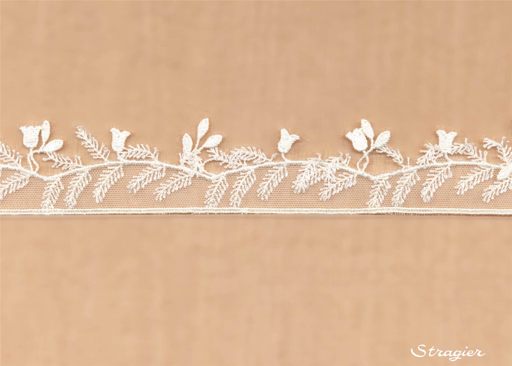 Motifs libres brodés sur tulle invisible - Theresia - Ivoire Stragier - 30 mm