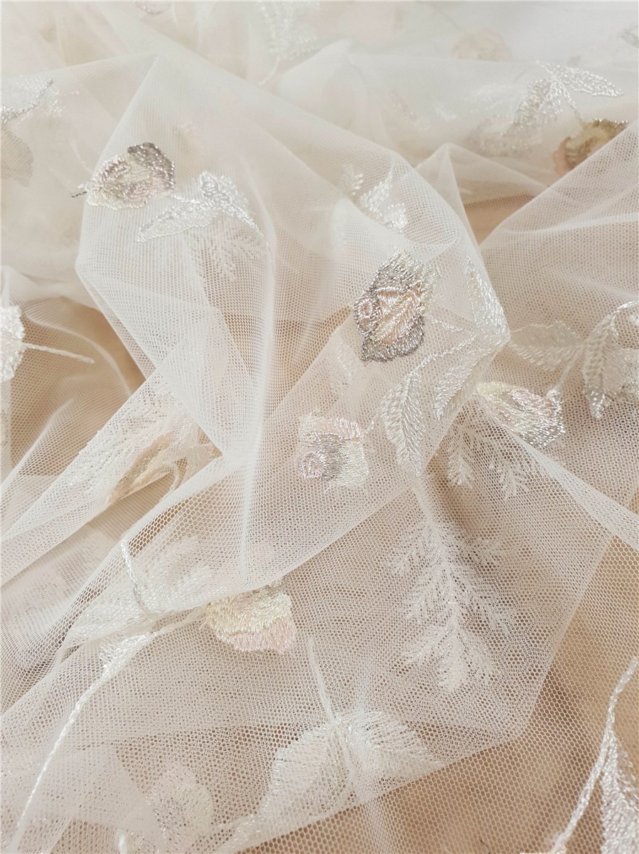 fine Embroidery on Sheer Tulle - 011663 - Ivoire - 140 cm