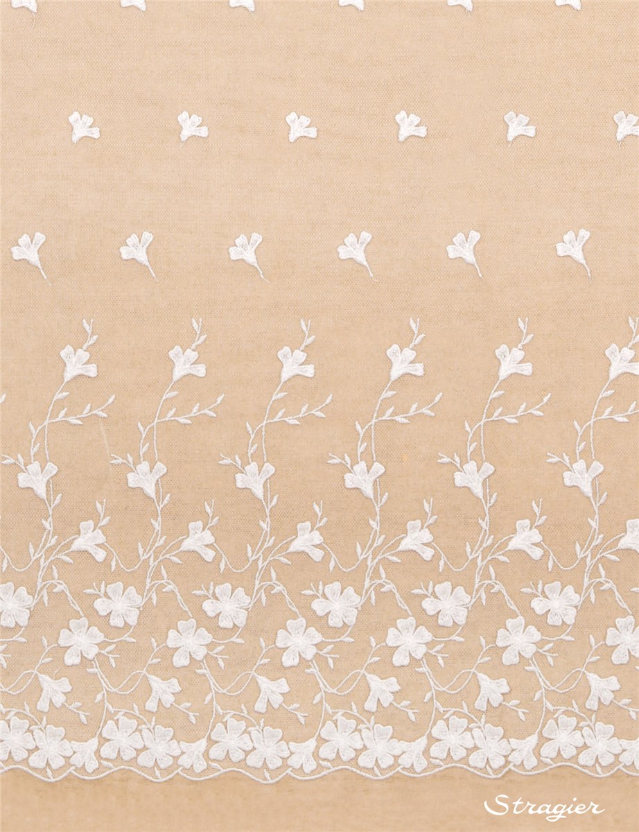 Broderie de motifs libres sur tulle invisible - Elébore - Porcelaine Stragier - 142 cm