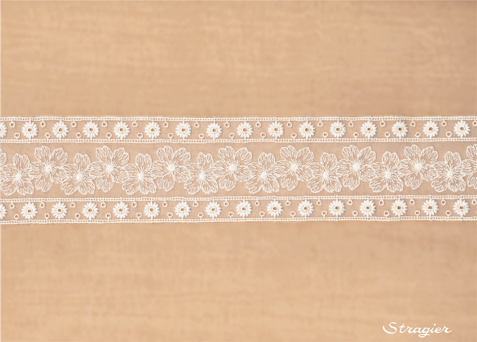 Broderie fine Coton sur tulle souple - Epoclia - Porcelaine Stragier - 8 cm