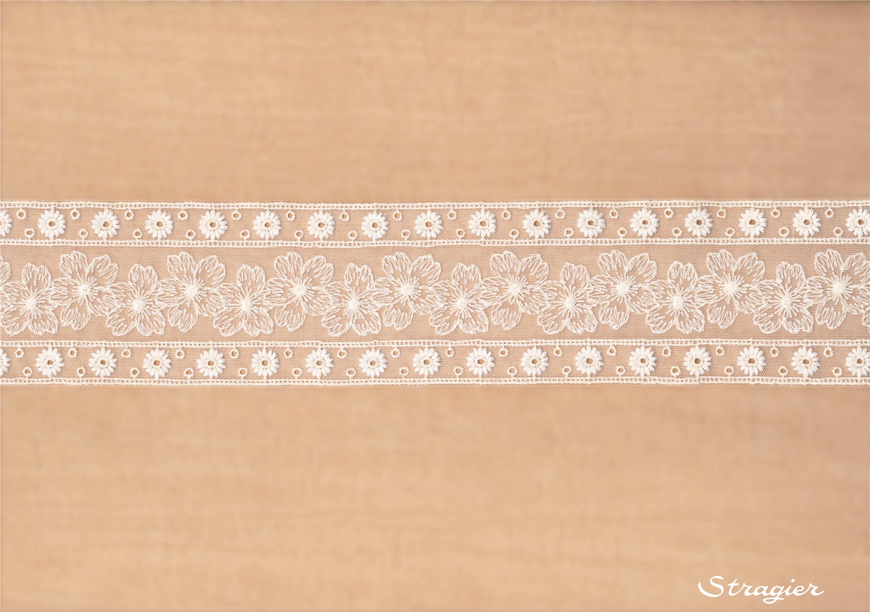 Broderie fine Coton sur tulle souple - Epoclia - Ivoire Stragier - 8 cm