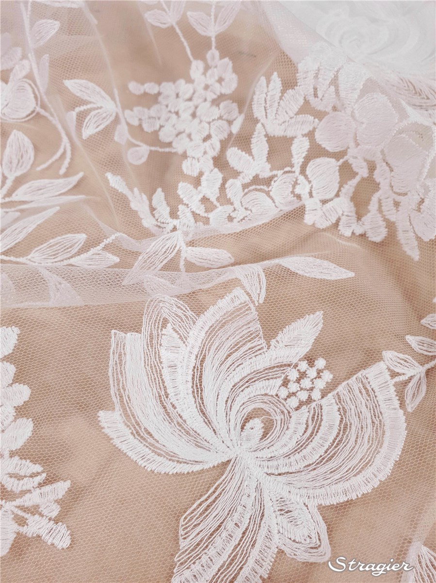 Broderie fine Coton sur tulle invisible - Botanica - Ivoire clair Stragier - 145 cm