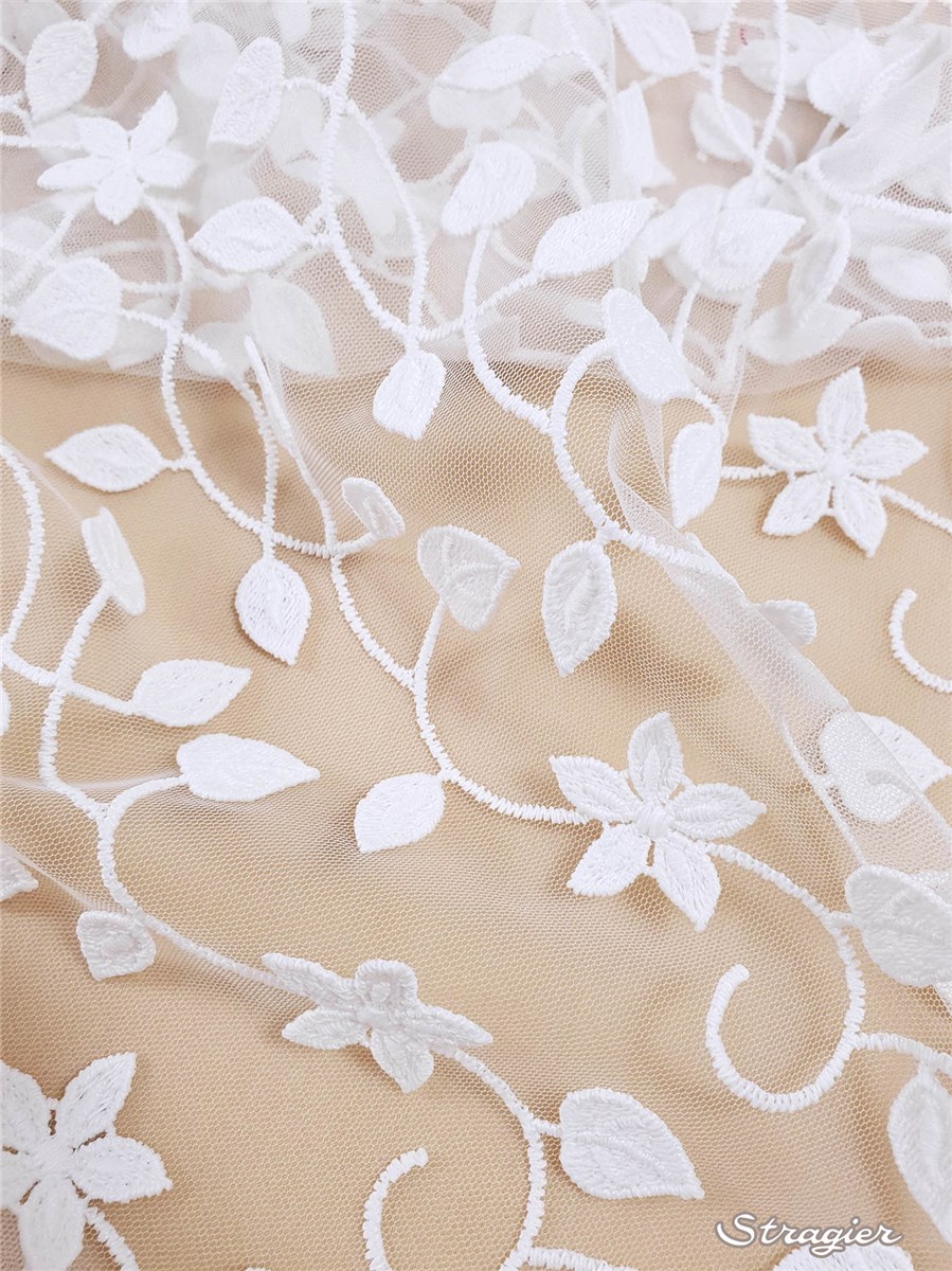 Broderie de motifs libres sur tulle fin - Fleurs Fraîches - Porcelaine Stragier - 140 cm