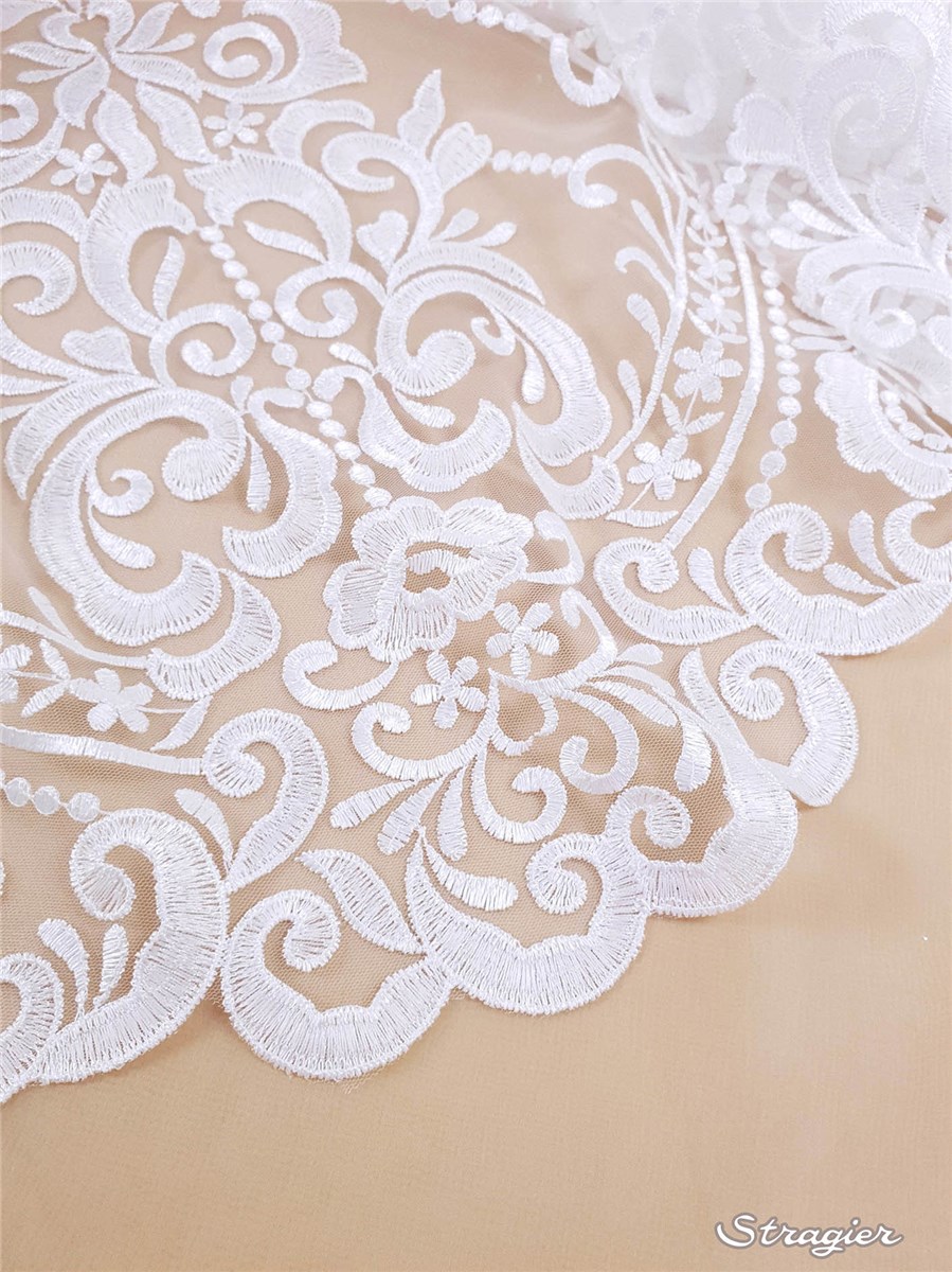 Guipure brodée sur tulle - soyeuse - Odinella - Porcelaine Stragier - 135 cm