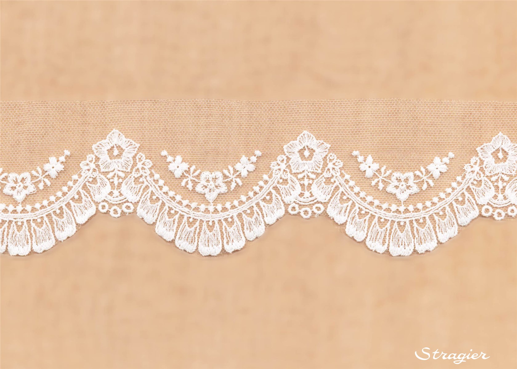 Broderie fine Coton sur Tulle invisible - Clothilde - Porcelaine Stragier - 7 cm