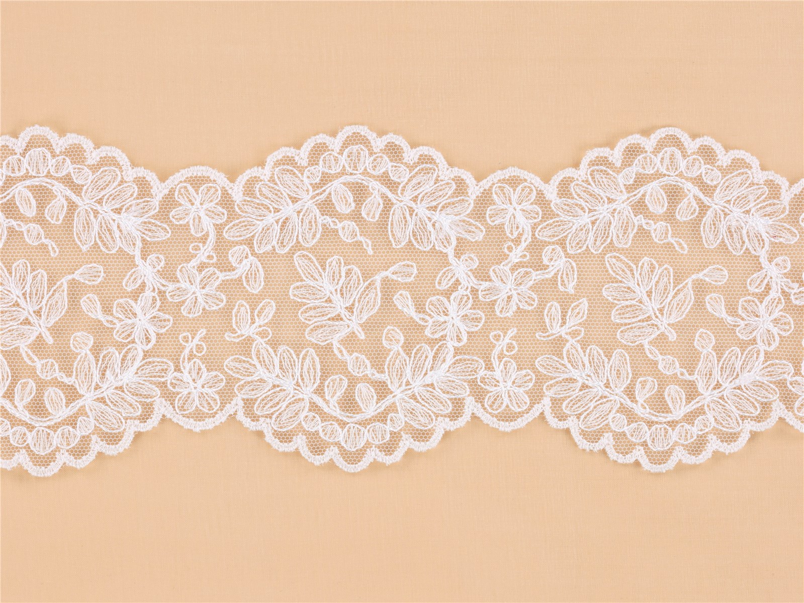 Broderie sur tulle fin - Oseline - Porcelaine Stragier - 9 cm